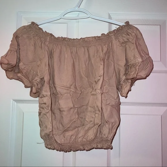 Brandy Melville off the shoulder cropped dusty pink ruffled top - Picture 1 of 3